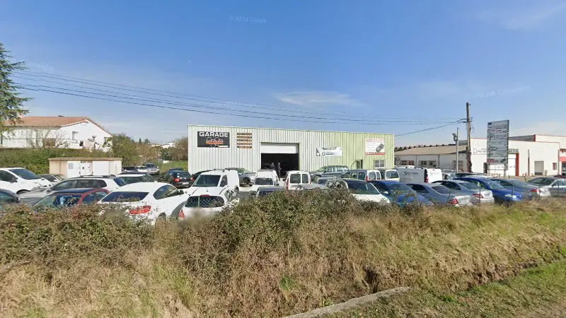 Vue de la rue devant Julien Elec Auto, Saint-Hilaire-de-Brethmas