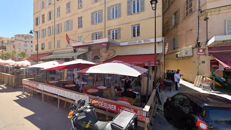 Vue de la rue devant Casanova remorquage, Azilone-Ampaza