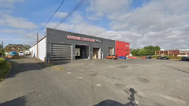 Vue de la rue devant Auvergne Carrosserie, Sansac-de-Marmiesse