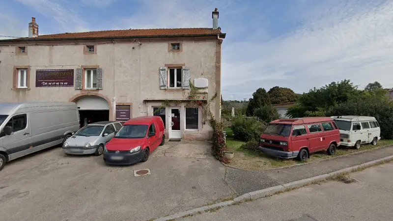 Vue de la rue devant JNG Carrosserie, Pouxeux