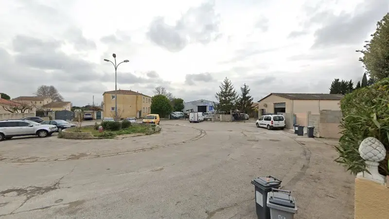 Vue de la rue devant Garage des près - BERTRAN Etienne, Marsillargues