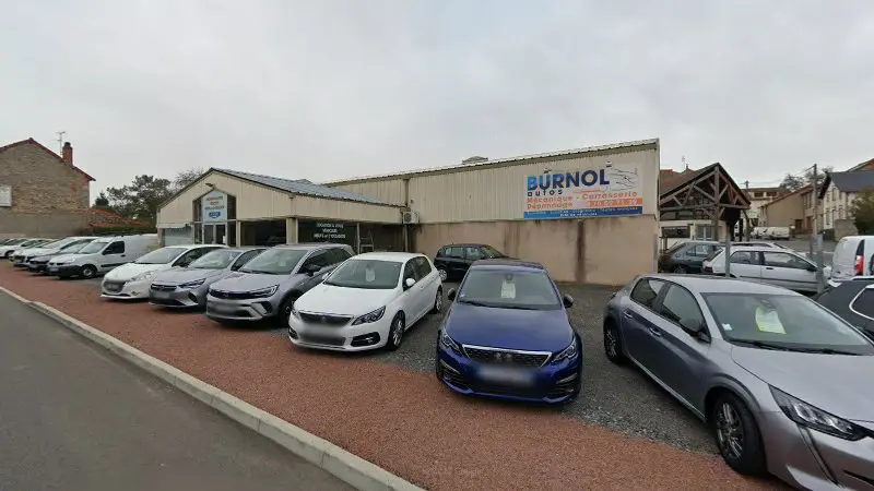 Vue de la rue devant Burnol Autos, Le Mayet-de-Montagne