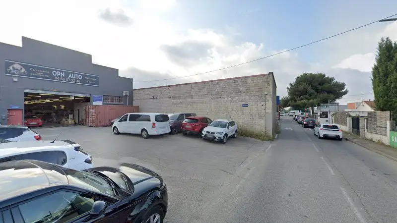 Vue de la rue devant OPN auto - Carrosserie, Mécanique, Nîmes