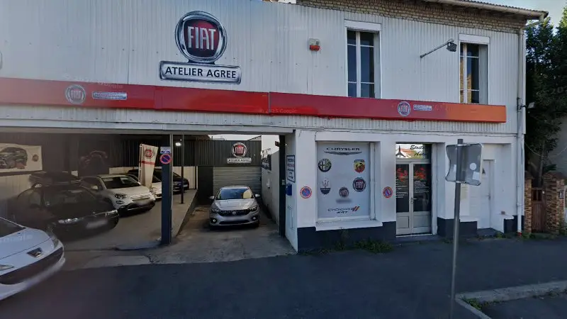 Vue de la rue devant Scuderia Italiana Fiat, Houilles