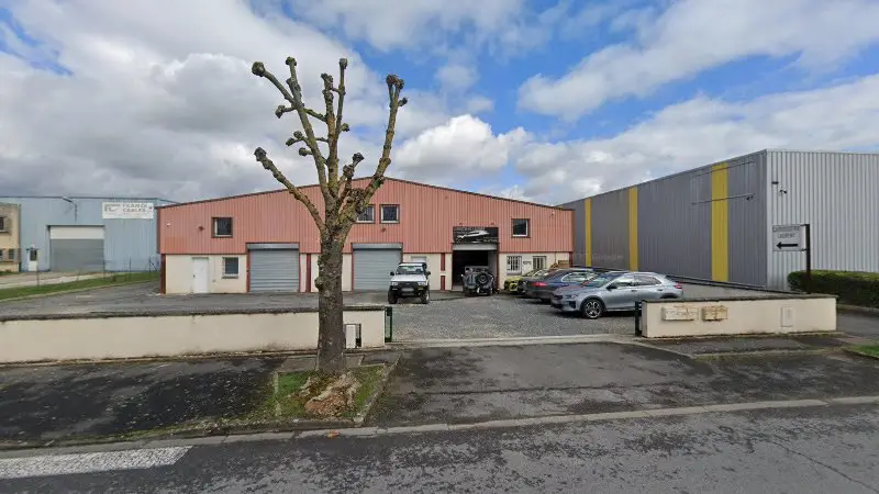Vue de la rue devant Carrosserie Laurent, Fontenay-Trésigny