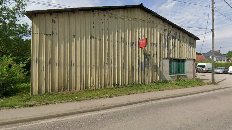 Vue de la rue devant Service Poids Lourds Breslois, Nesle-Normandeuse