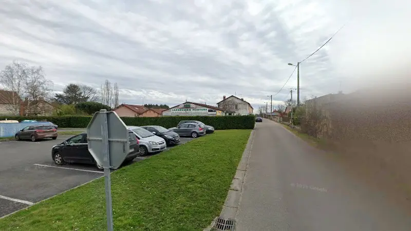 Vue de la rue devant Carrosserie de La Broche, Molinet
