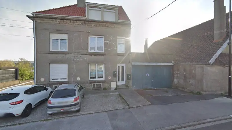 Vue de la rue devant Opale Automotive, Saint-Martin-Boulogne