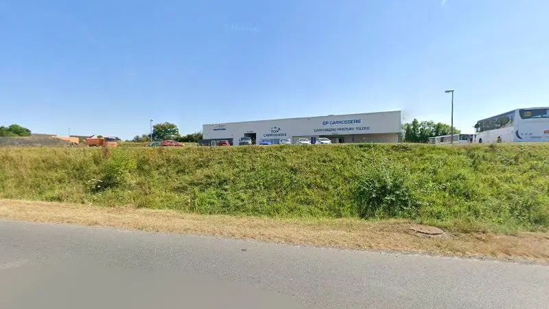Vue de la rue devant TOP CARROSSERIE - GP CARROSSERIE, Isigny-sur-Mer