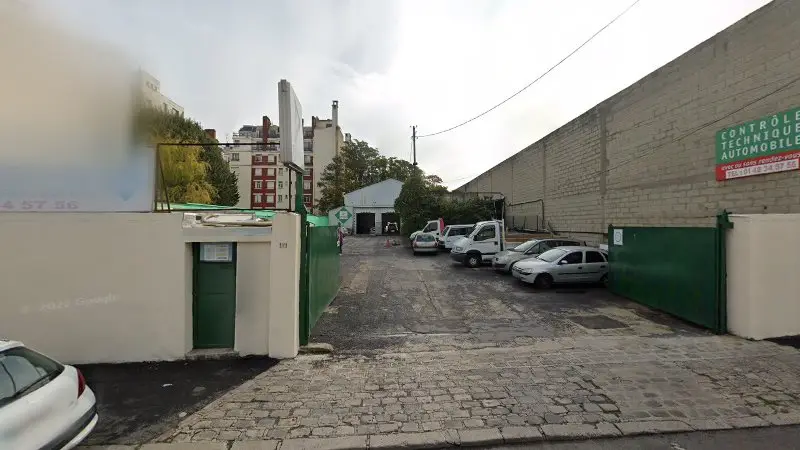 Vue de la rue devant DEKRA Technical Inspection Center, Aubervilliers
