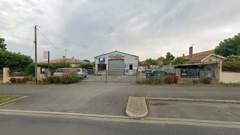 Vue de la rue devant Garage Domi Meca, Saint-Aubin-de-Médoc