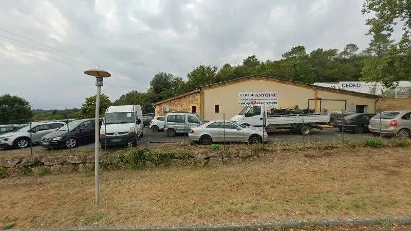 Vue de la rue devant Garage Antoine, Sarlat-la-Canéda