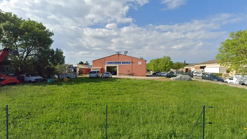 Vue de la rue devant Carrosserie Arcole, Cadenet