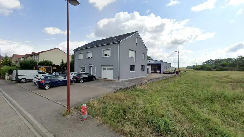 Vue de la rue devant AZ Carrosserie, Zoufftgen