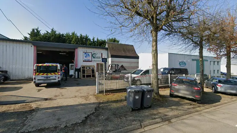 Vue de la rue devant CARROSSERIE LE VAILLANT, Cesson-Sévigné