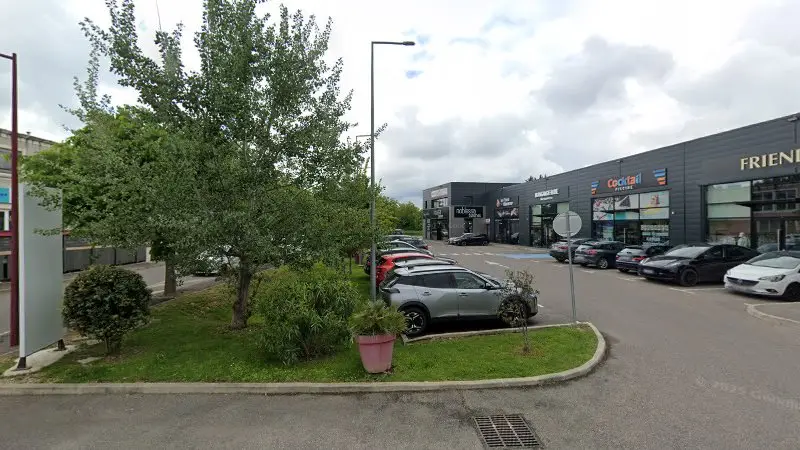 Vue de la rue devant GARAGE MOULLET ET FILS Alfa Romeo, Pertuis
