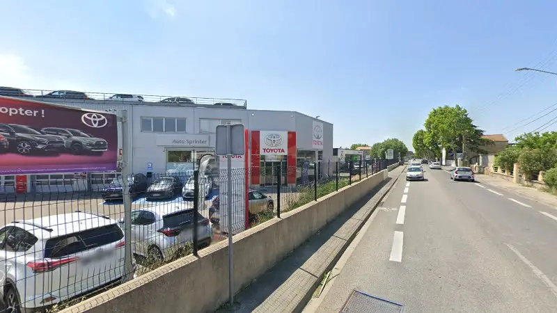 Vue de la rue devant Toyota Service, Salon-de-Provence