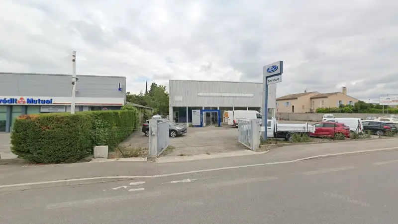 Vue de la rue devant ASL Automobile Service du Luberon, Pertuis