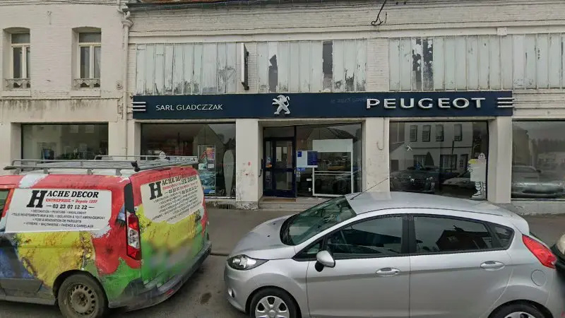 Vue de la rue devant Peugeot Gladczak Automobiles, Bohain-en-Vermandois