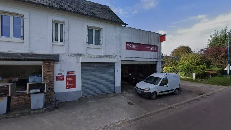 Vue de la rue devant Garage Gomont, Saint-Martin-aux-Buneaux