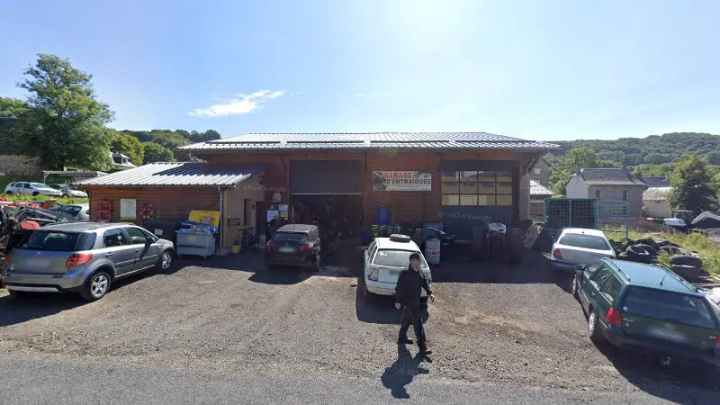 Vue de la rue devant Garage d'Entraigues, Égliseneuve-d'Entraigues