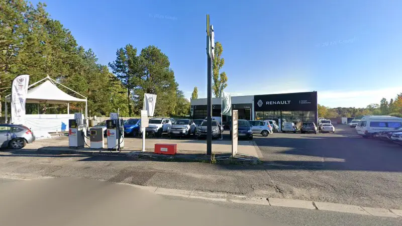 Vue de la rue devant Renault Belâbre - Garage Desbroches, Bélâbre