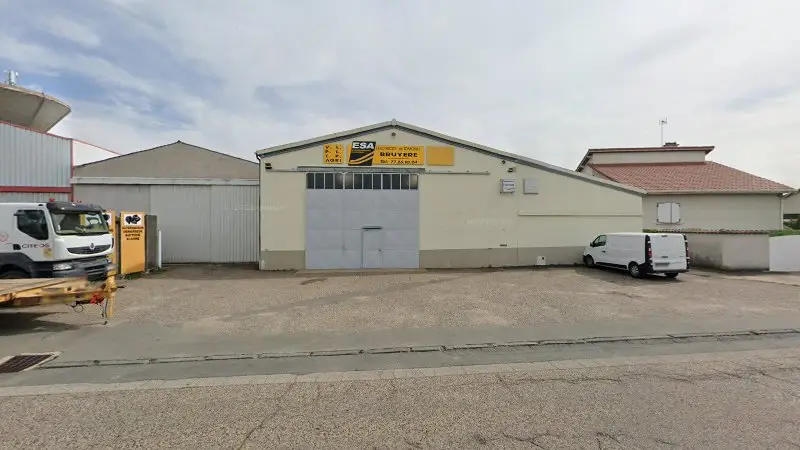 Vue de la rue devant Bruyère Electricité Automobile SARL, Feurs