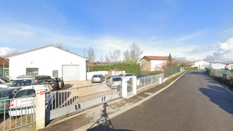 Vue de la rue devant VO Carrosse, Tignieu-Jameyzieu