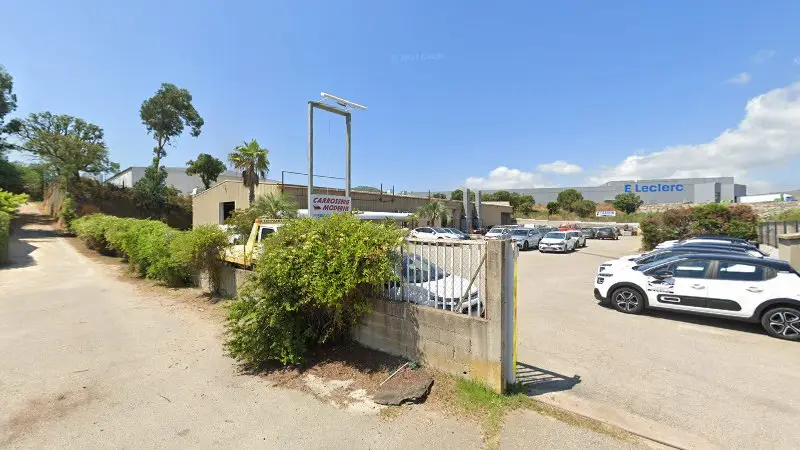 Vue de la rue devant Carrosserie MODERNE, Sarrola-Carcopino