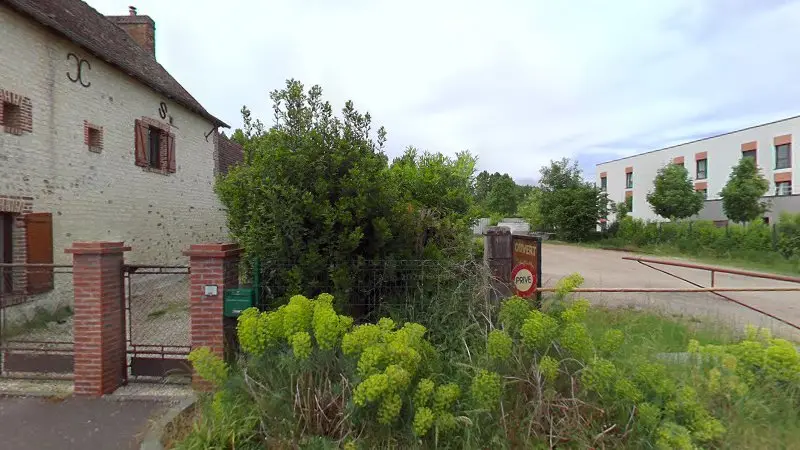 Vue de la rue devant La Métairie, Le Vaudreuil