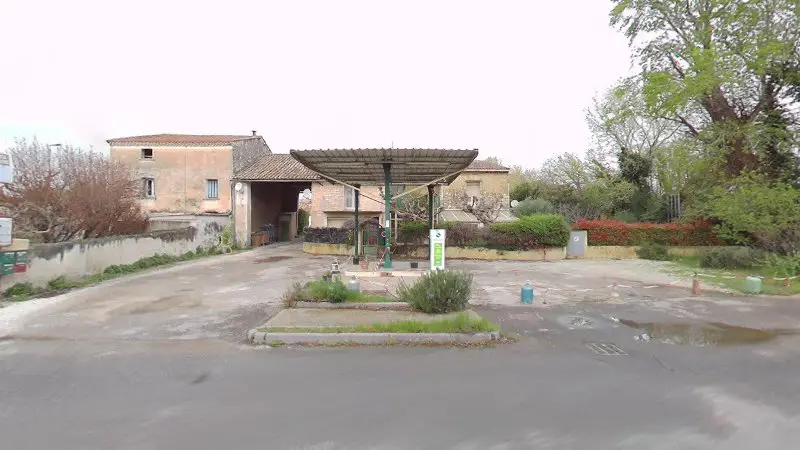 Vue de la rue devant Garage des trois quatre / Pierre Berruezo, Velleron