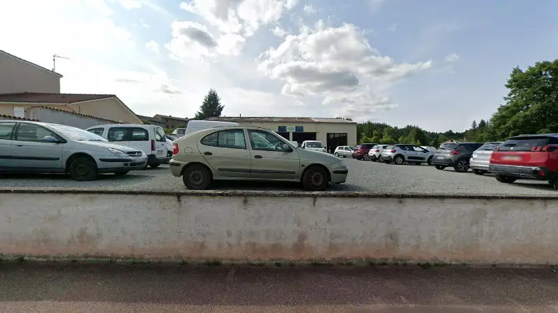 Vue de la rue devant Garage Villeneuve, Vêtre-sur-Anzon