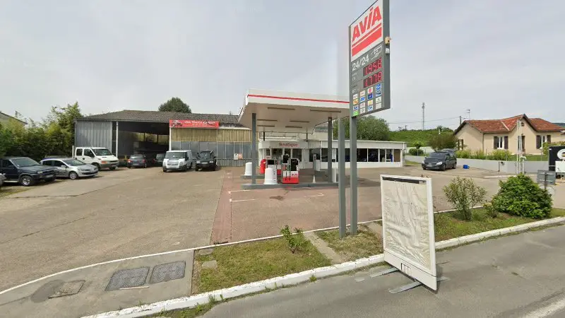 Vue de la rue devant Auto Passion La Réole, La Réole