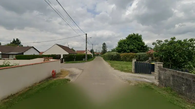 Vue de la rue devant Automobiles Boulay, Muides-sur-Loire