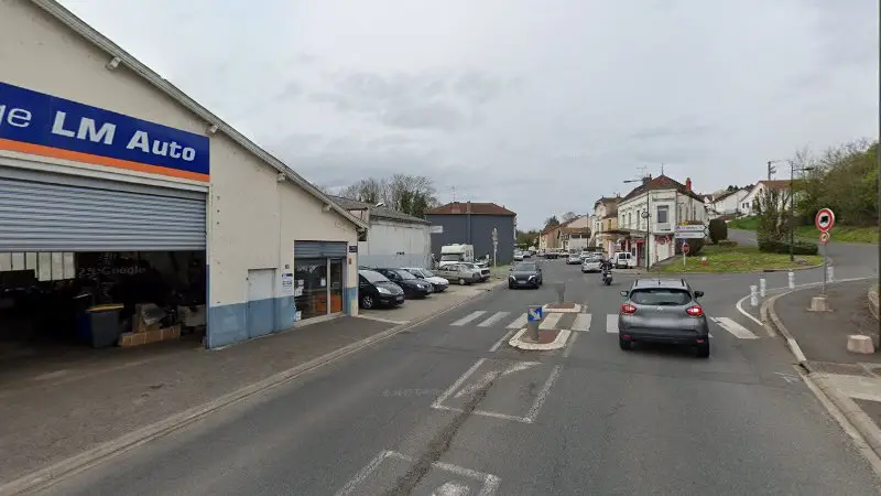 Vue de la rue devant Garage LM AUTO - 1,2,3 AutoService, Abrest