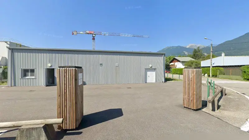 Vue de la rue devant Carrosserie Oddone, Albertville