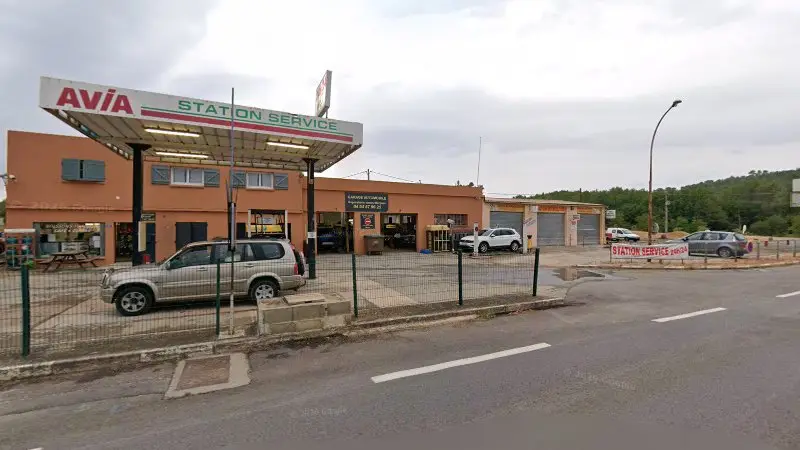 Vue de la rue devant Garage Pittalis, Figanières