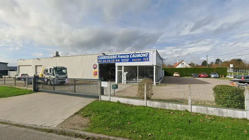 Vue de la rue devant Garage caumont, La Vaupalière