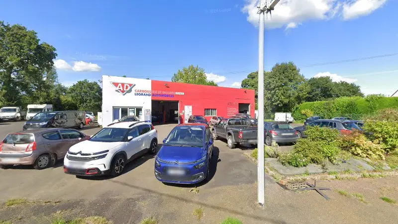 Vue de la rue devant Legrand Automobiles, Villedieu-les-Poêles-Rouffigny