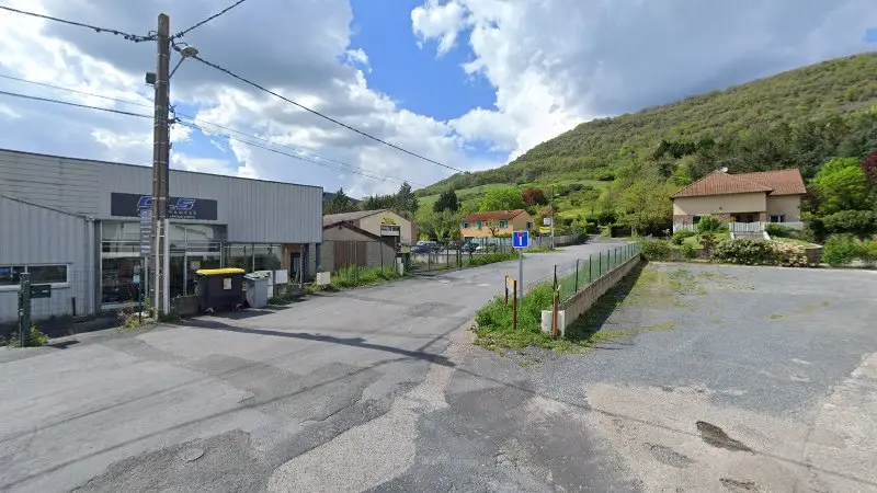 Vue de la rue devant Carrosserie Moulières, Saint-Affrique