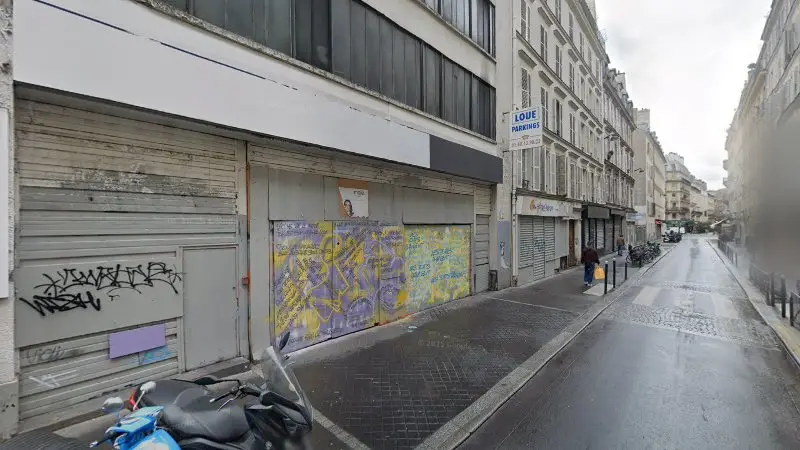 Vue de la rue devant Euro Repar Car Service, Paris
