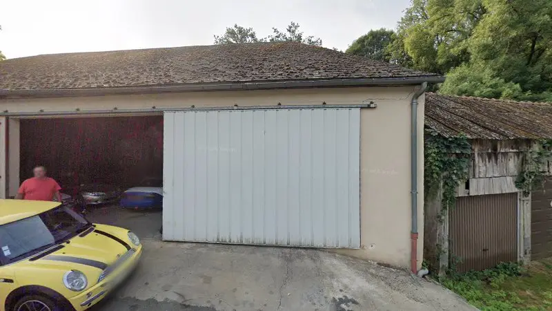 Vue de la rue devant NPH Automobiles | Entretien&Réparations | Achat&Vente | Importation, Uzerche
