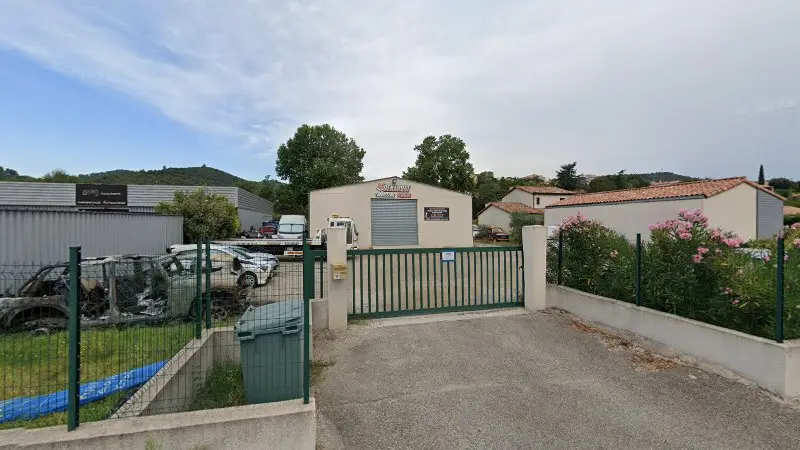 Vue de la rue devant Carrosserie Renardat, Corbières-en-Provence