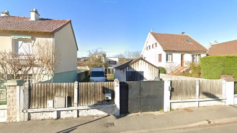 Vue de la rue devant Magdelinat Vincent, La Verrière