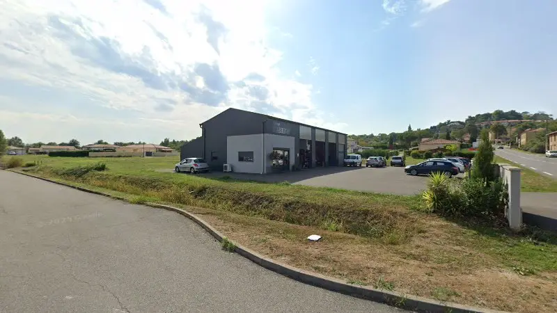 Vue de la rue devant Garage L Arbizon, Castelnau-Magnoac