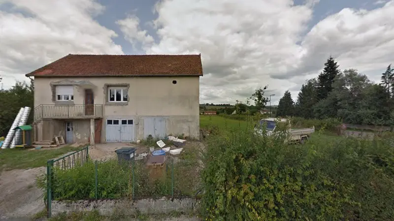 Vue de la rue devant APM Mécanique Auto, Saint-Léger-du-Bois