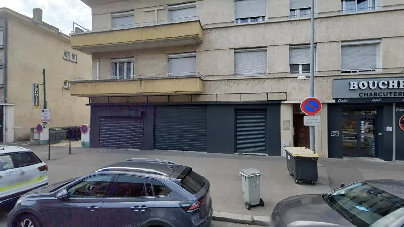 Vue de la rue devant Ikcars, Givors