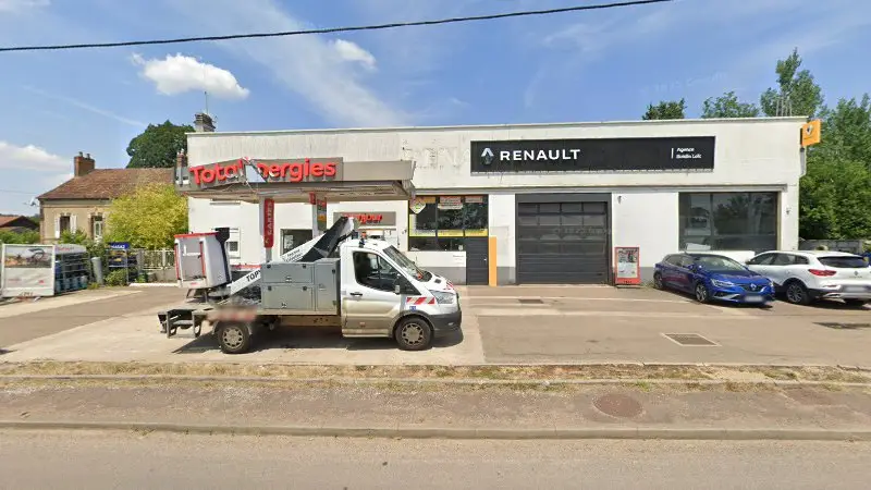 Vue de la rue devant Renault Garage Massot Boidin, Saint-Sauveur-en-Puisaye