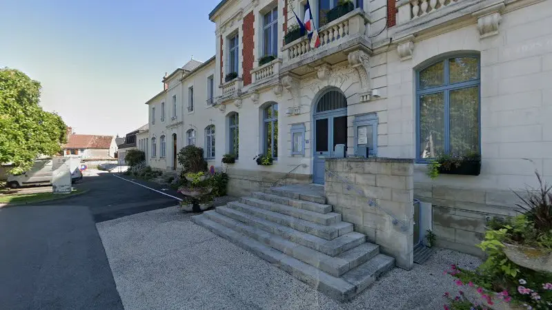 Vue de la rue devant ALLO BGM AUTOMOBILE, Varennes-Vauzelles