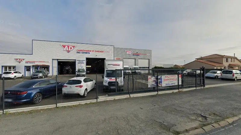 Vue de la rue devant AD Carrosserie et Garage Expert DES GENETS, Beaupréau-en-Mauges